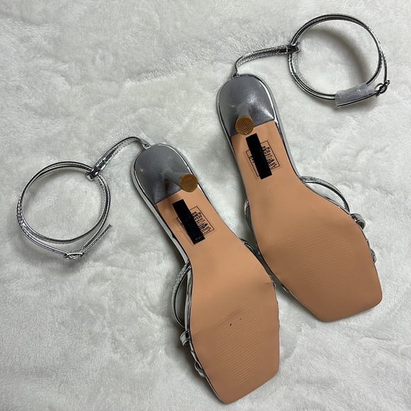 👡NWOT Silver Strappy Ribbon Stilleto Sandals - Picture 5 of 8